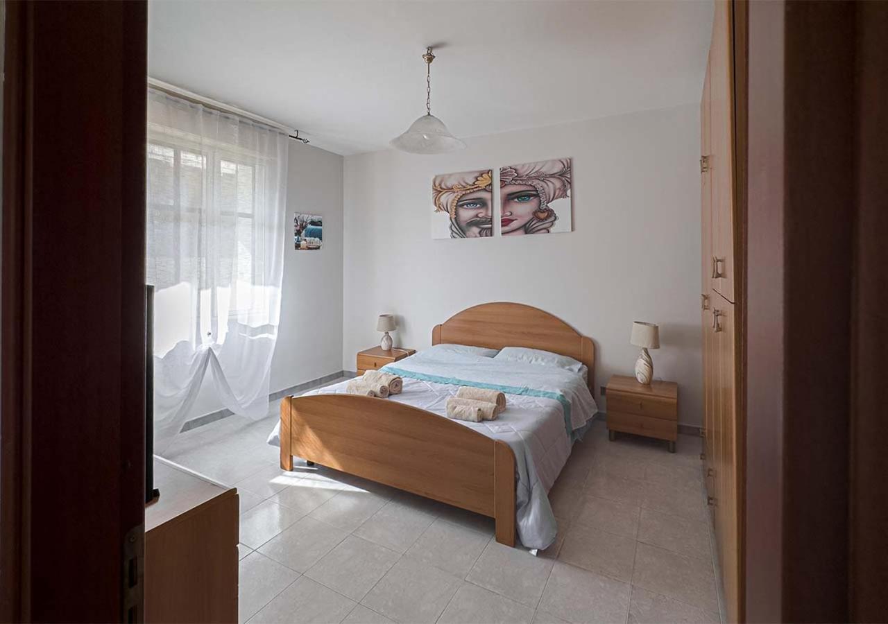 Seashore House - Appartamento A 100 Mt Dal Mare ヴィッラフランカ・ティッレーナ エクステリア 写真