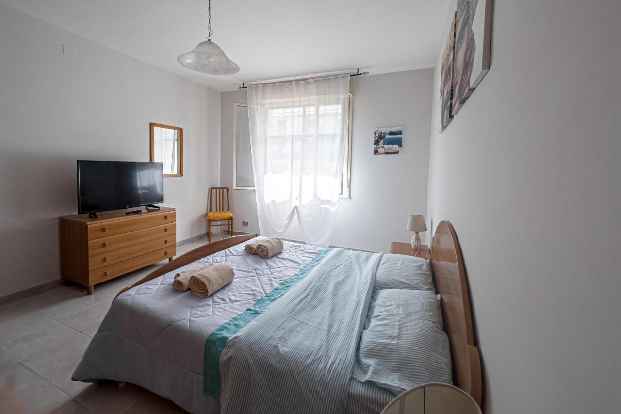 Seashore House - Appartamento A 100 Mt Dal Mare ヴィッラフランカ・ティッレーナ エクステリア 写真